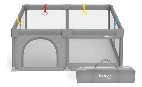 Corralito de juegos plegable para bebé en el living de una casa