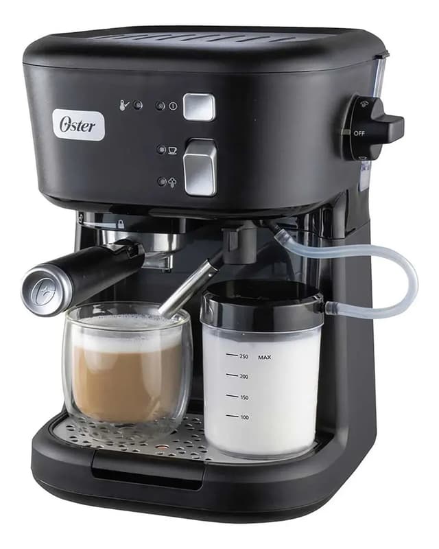 Cafetera espresso Oster BVSTEM5501B negra, el modelo de entrada de la marca en Argentina